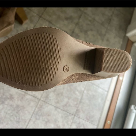 Size 6 1/2 womens bootie with heel - Picture 3 of 5